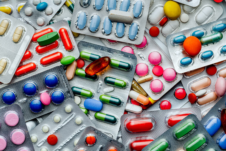En stor samling af forskellige typer medicin og piller